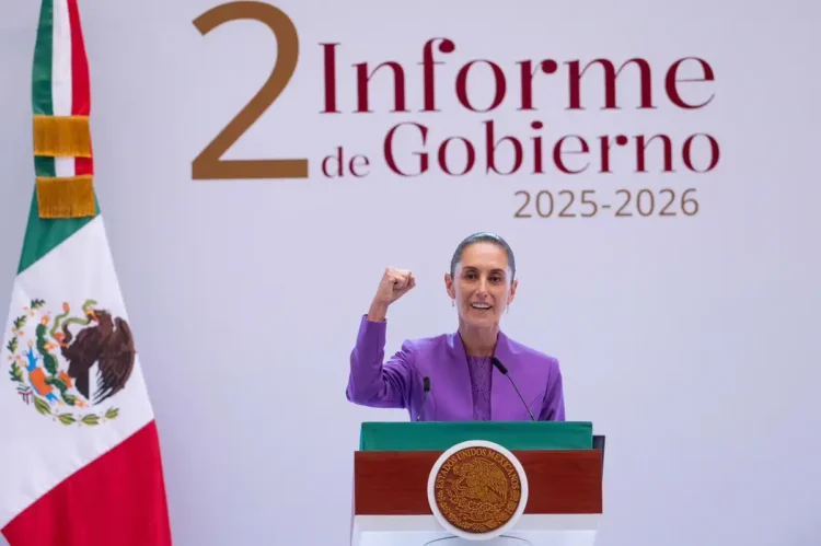 Claudia Sheinbaum en podio durante su Segundo Informe de Gobierno 2025-2026, con bandera de México al fondo.