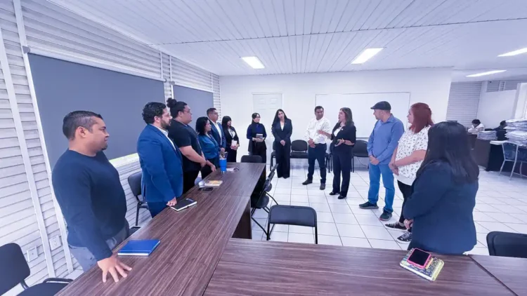 Autoridades de Michoacán y Colima en reunión para intercambiar perfiles genéticos.