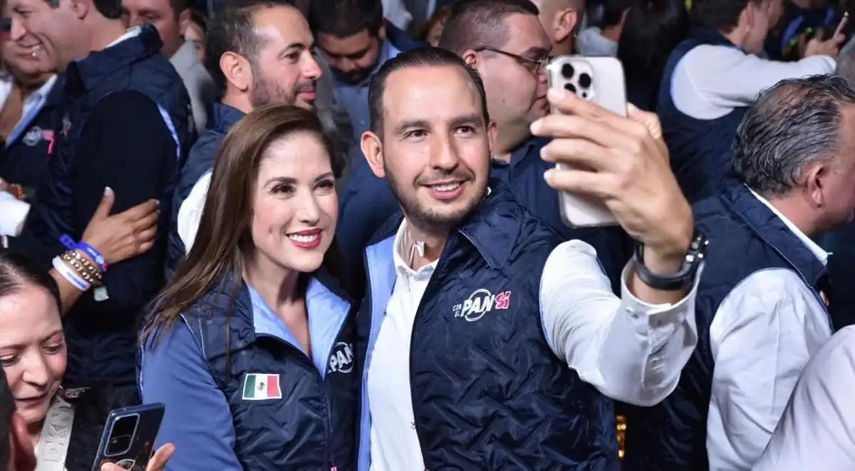 Candidatos en campaña en Zamora Michoacán toman selfies con simpatizantes en un evento público.