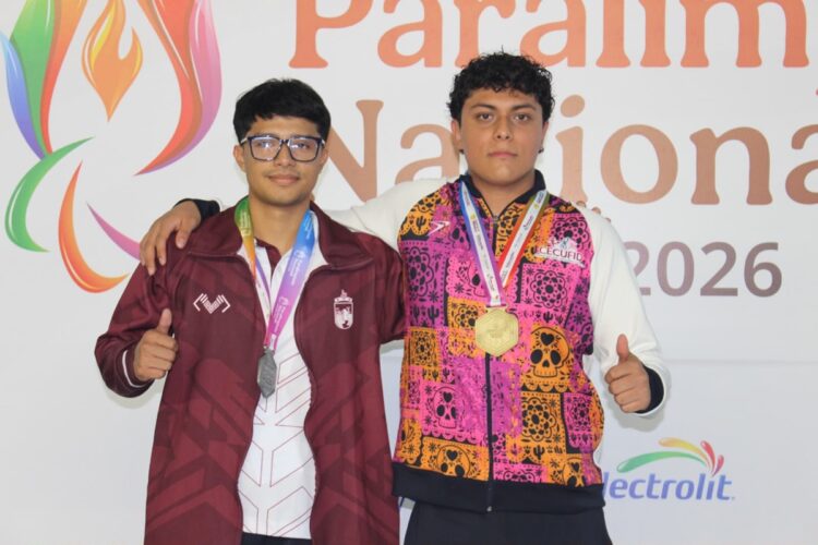 Dos jóvenes con medallas en ceremonia de premiación en evento nacional de natación.