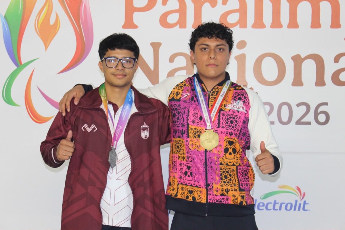 Dos jóvenes con medallas en ceremonia de premiación en evento nacional de natación.