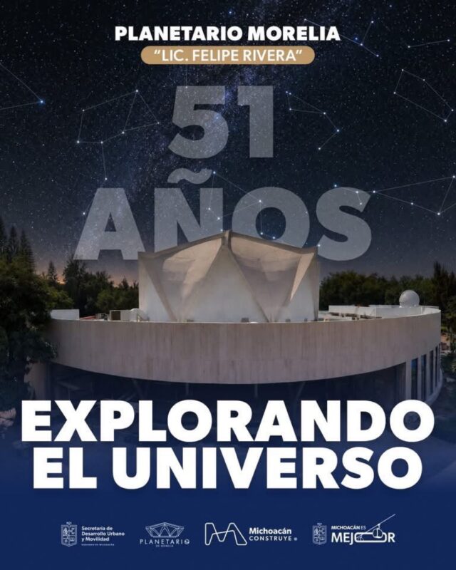 Cartel del Planetario Morelia mostrando su edificio bajo un cielo estrellado con el texto “51 años explorando el universo”.