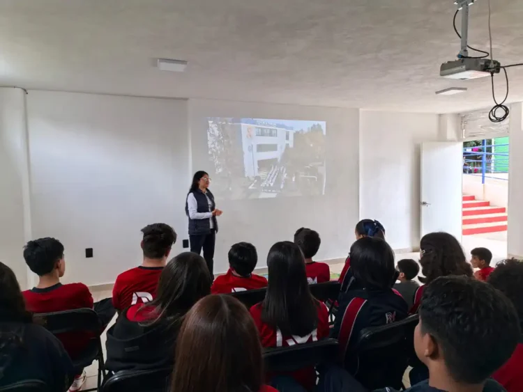 Instructor enseña a estudiantes de Morelia sobre prevención del acoso escolar en aula moderna.