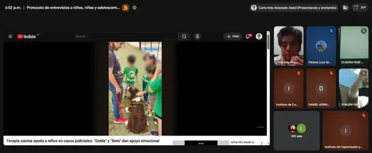 Niños en terapia canina con un perro de peluche en un espacio al aire libre, acompañados por adultos.