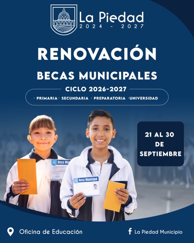 Dos niños sonrientes sostienen sobres y credenciales de beca frente a un cartel de renovación de becas municipales.
