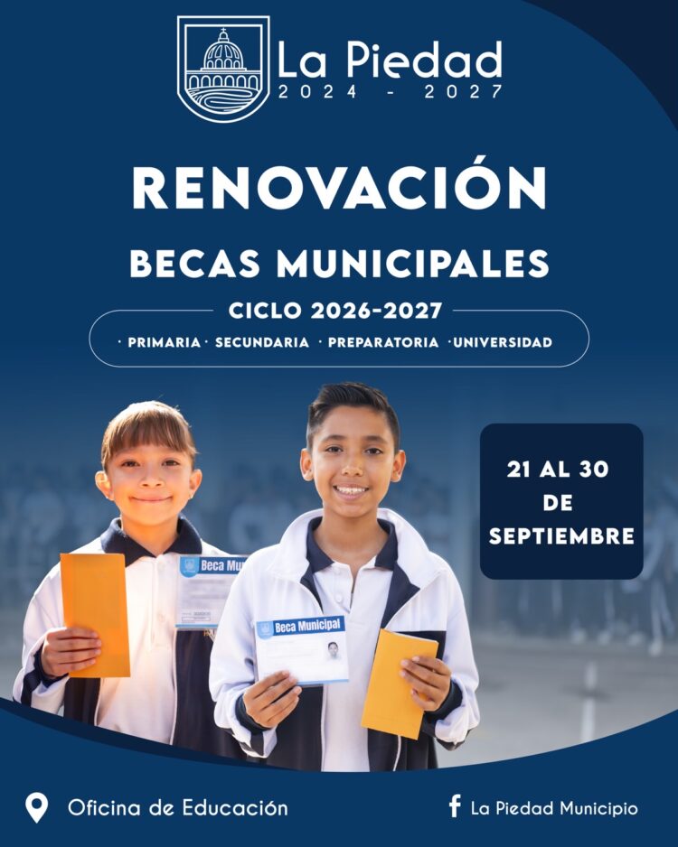 Dos niños sonrientes sostienen sobres y credenciales de beca frente a un cartel de renovación de becas municipales.