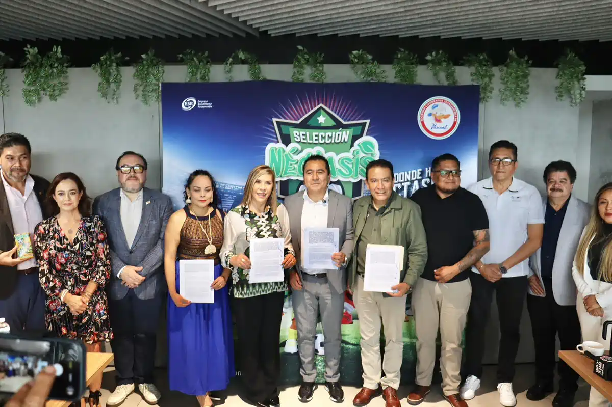 Grupo de personas en evento oficial con fondo de cartel de selección y logotipos oficiales.