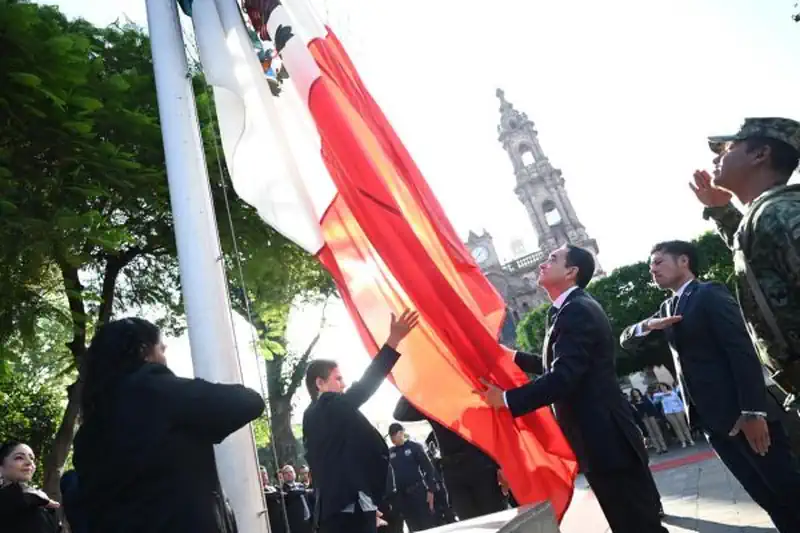 Jóvenes en Zamora participan en ceremonia cívica en honor a la bandera mexicana.