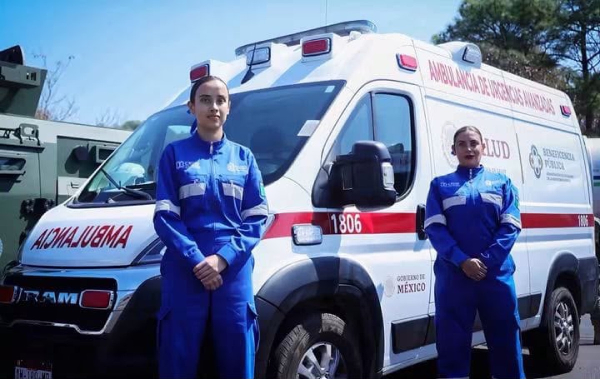 Paramédicas frente a ambulancia durante operativo de seguridad en Michoacán por Noche de Muertos