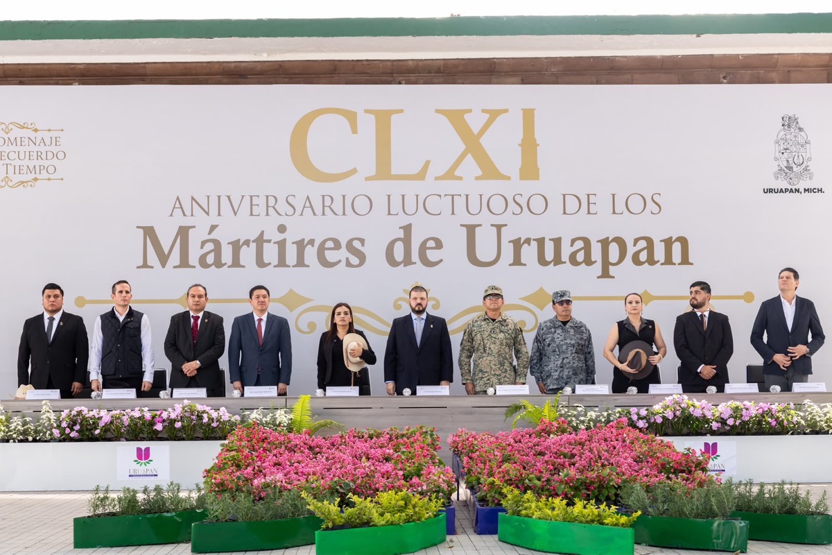 Ceremonia del 161 aniversario luctuoso de los Mártires de Uruapan con autoridades y militares en el estrado.
