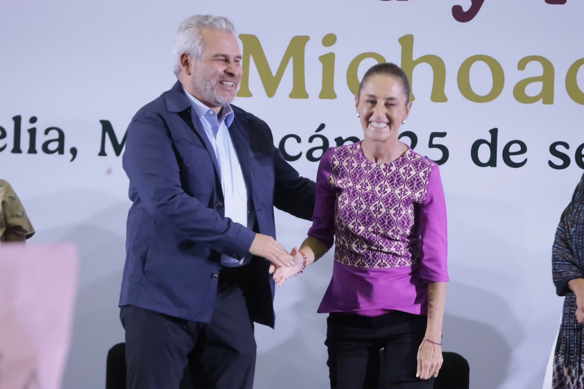 Alfredo Ramírez Bedolla y Claudia Sheinbaum se dan la mano en evento sobre inversión automotriz en Michoacán