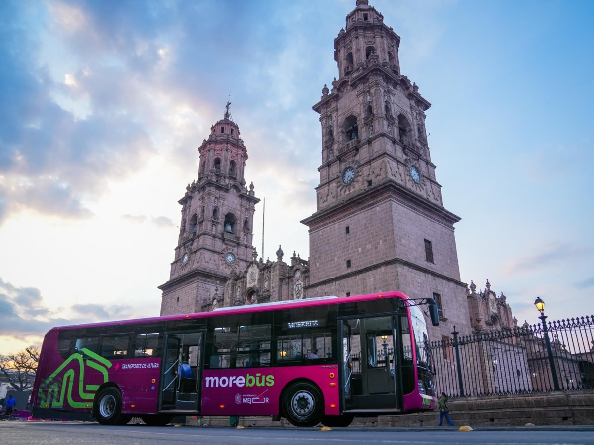 Autobús rosa Morebús frente a la Catedral de Morelia al atardecer