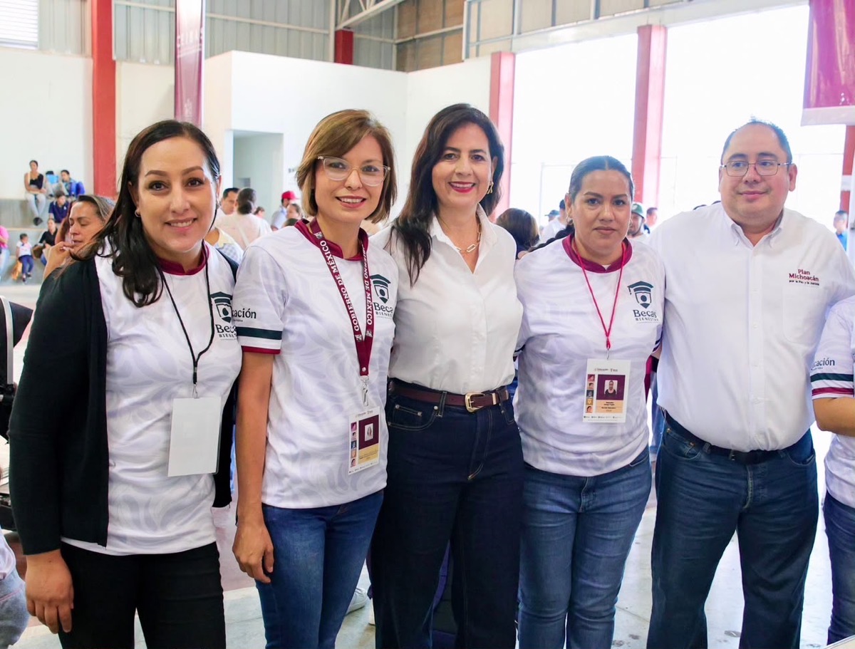 Gaby Molina y equipo de Becas para el Bienestar durante evento de entrega de apoyos educativos.