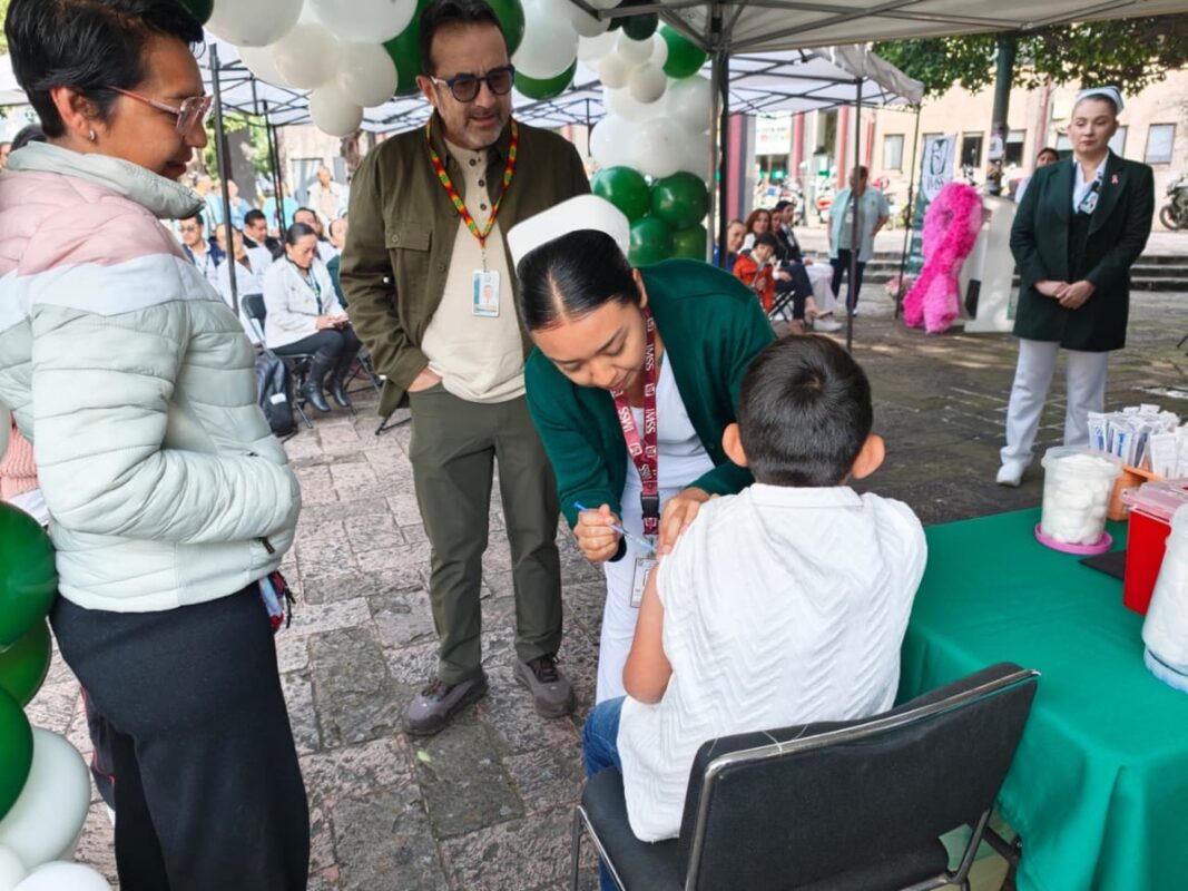 Enfermera aplica vacuna a niño durante campaña de vacunación del IMSS Michoacán 2026-2027