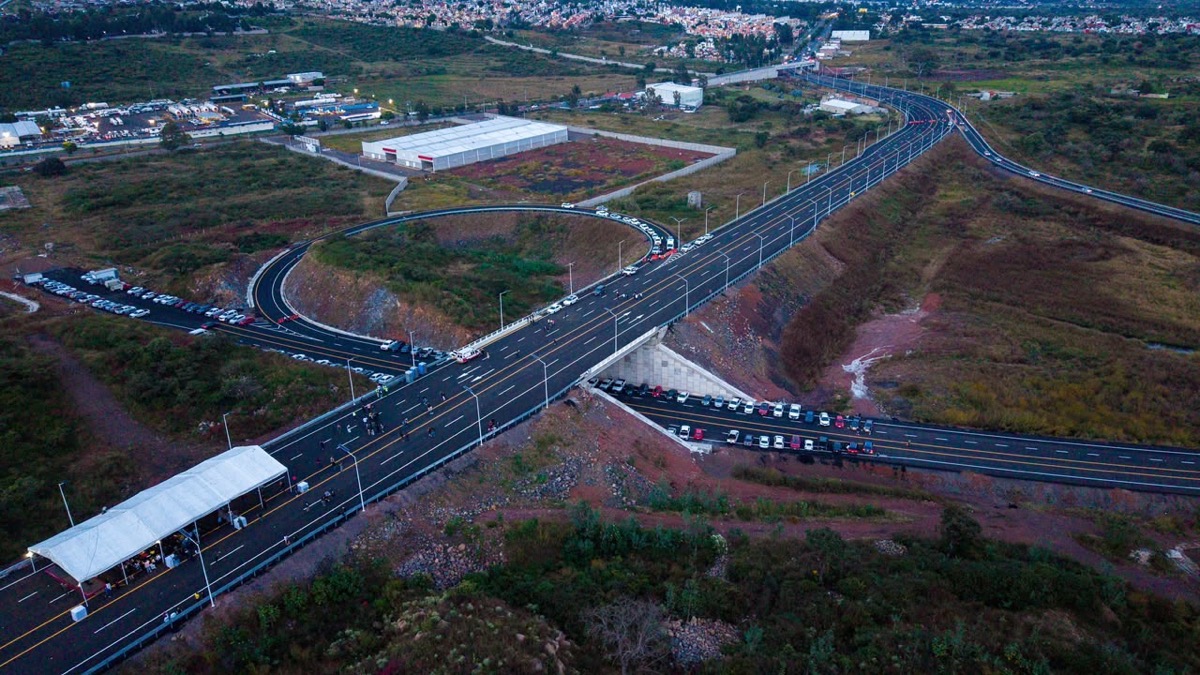 Distribuidor vial de Tacícuaro en Morelia con puente y accesos recién inaugurados