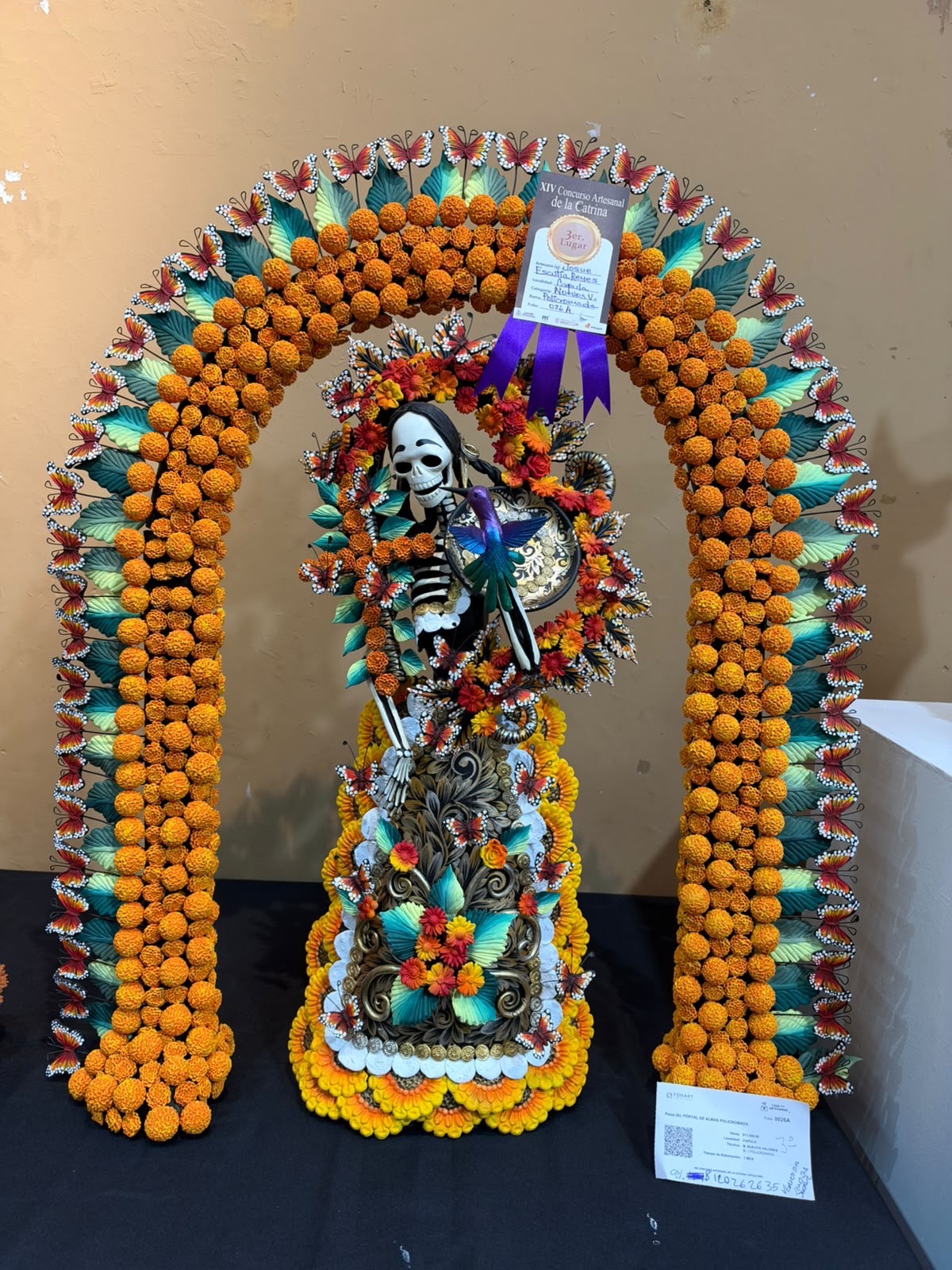 Catrina artesanal decorada con flores y mariposas en la Feria de la Catrina en Capula 2026