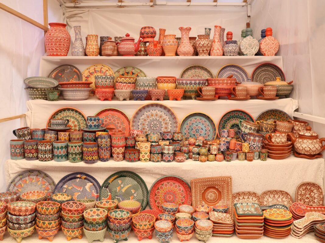 Colorido estante de cerámica artesanal en el Tianguis de Pátzcuaro durante la Noche de Muertos 2026