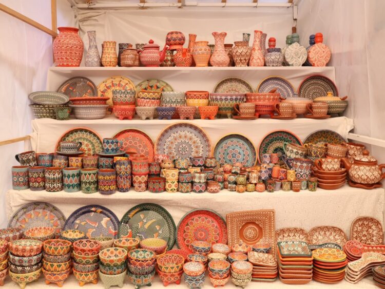Colorido estante de cerámica artesanal en el Tianguis de Pátzcuaro durante la Noche de Muertos 2026