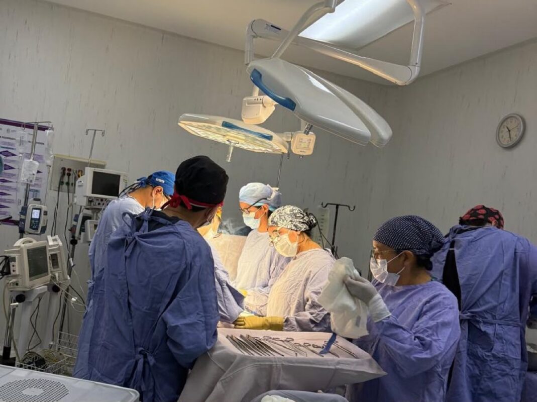 Médicos realizan una cirugía de trasplante en un quirófano del hospital en Michoacán