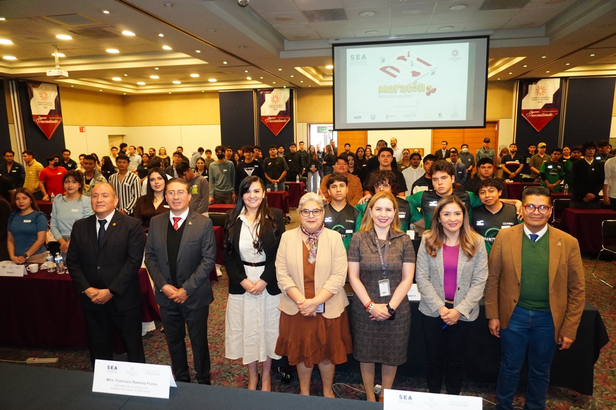 Participantes y organizadores del primer Maratón Anticorrupción en Morelia posan en el salón de conferencias.