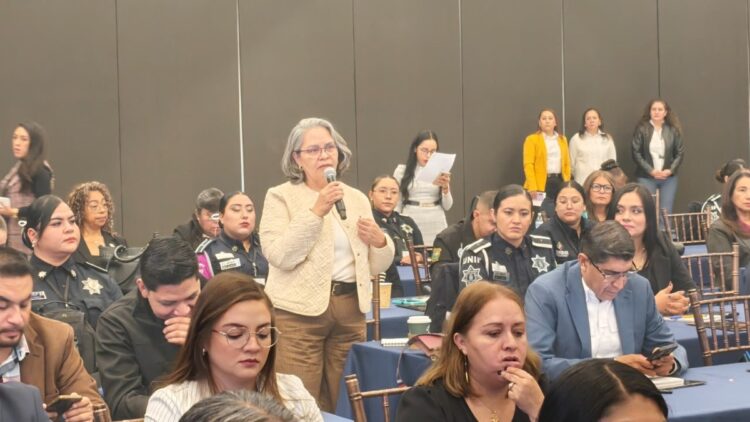 Mujer con micrófono participa en capacitación sobre violencia de género junto a policías en Michoacán