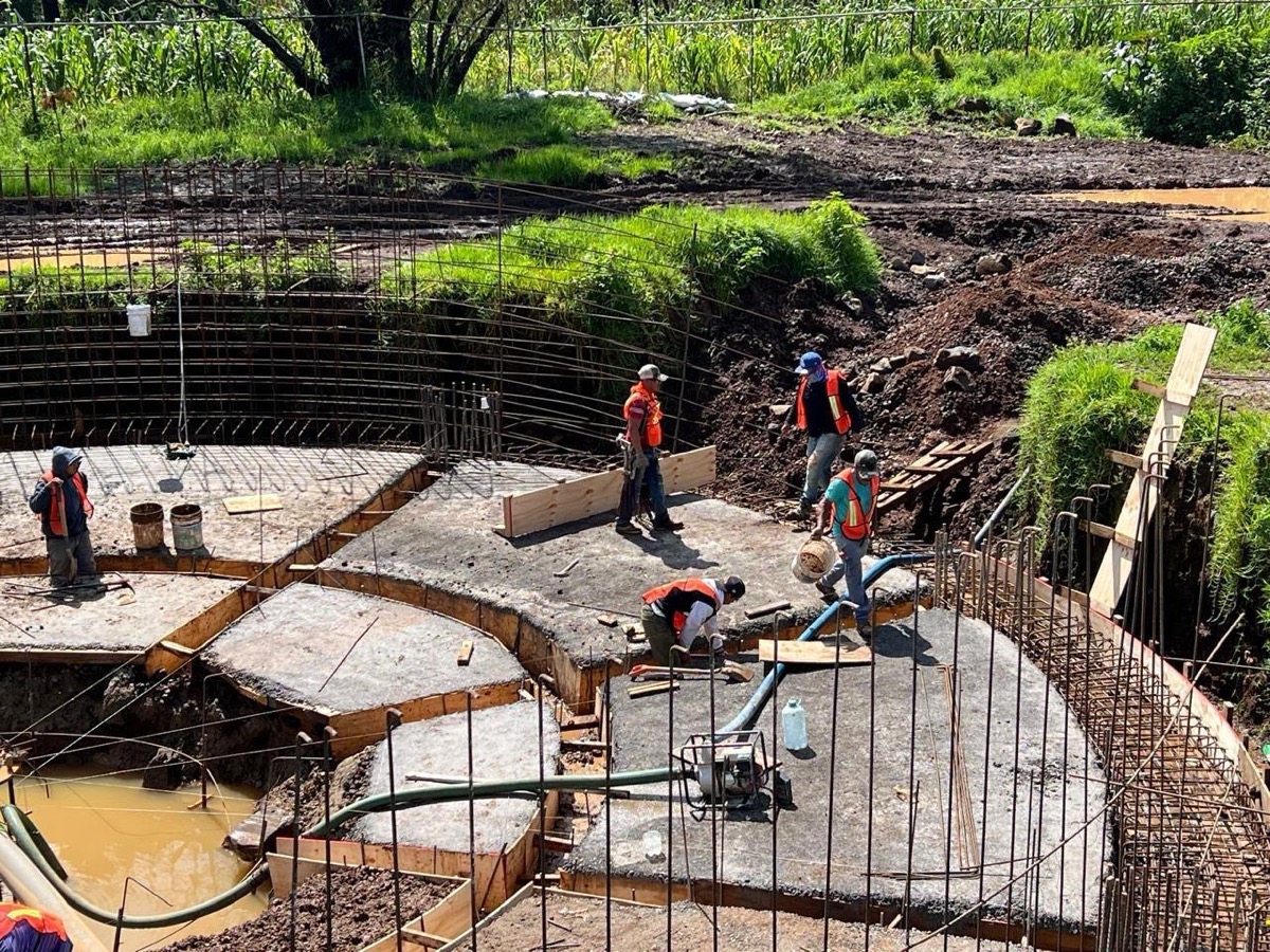 Trabajadores construyen planta de tratamiento en el Plan de Saneamiento del Lago de Pátzcuaro