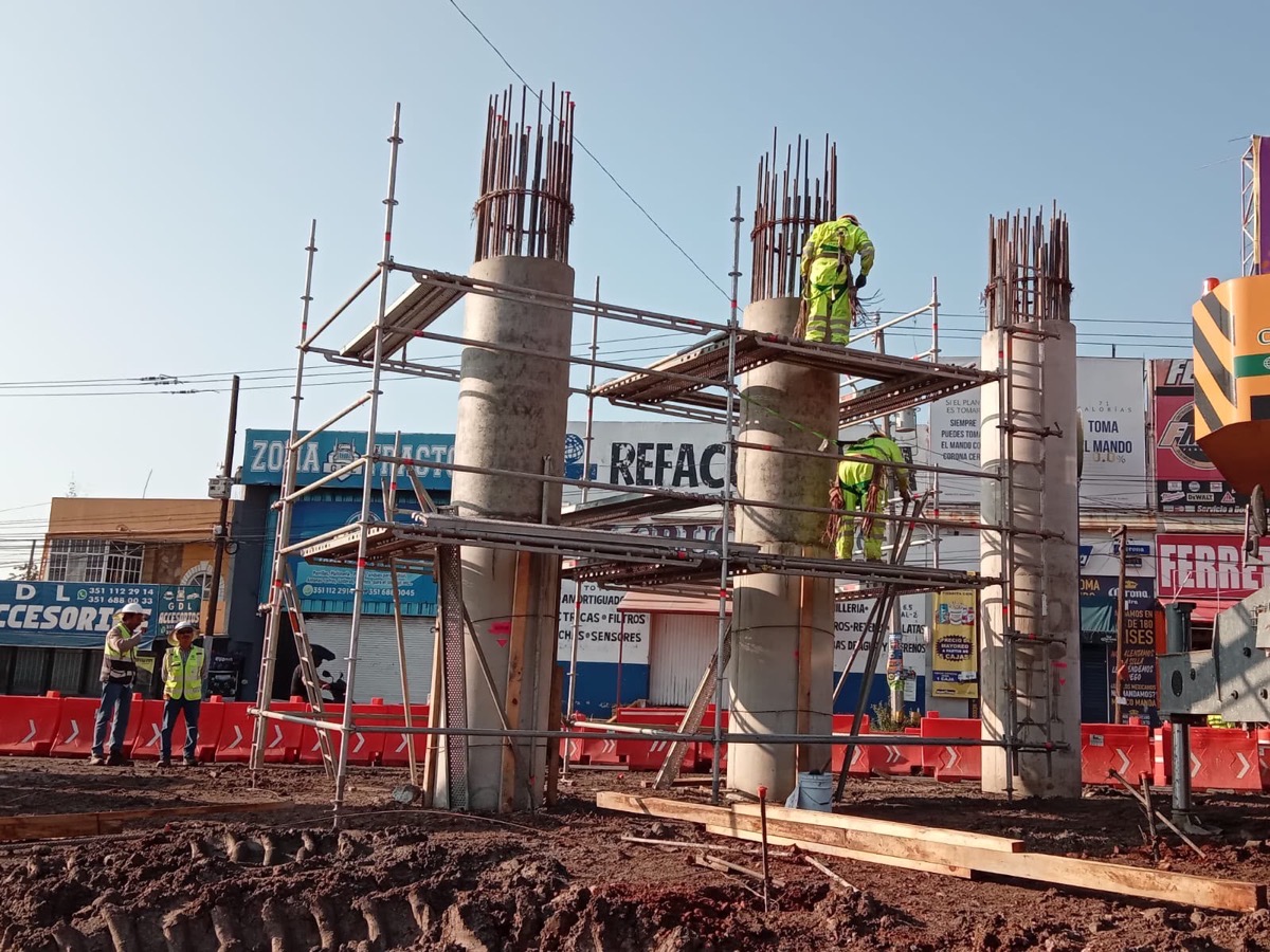 Obreros trabajan en columnas de concreto del distribuidor vial La Rinconada en Zamora, Michoacán.
