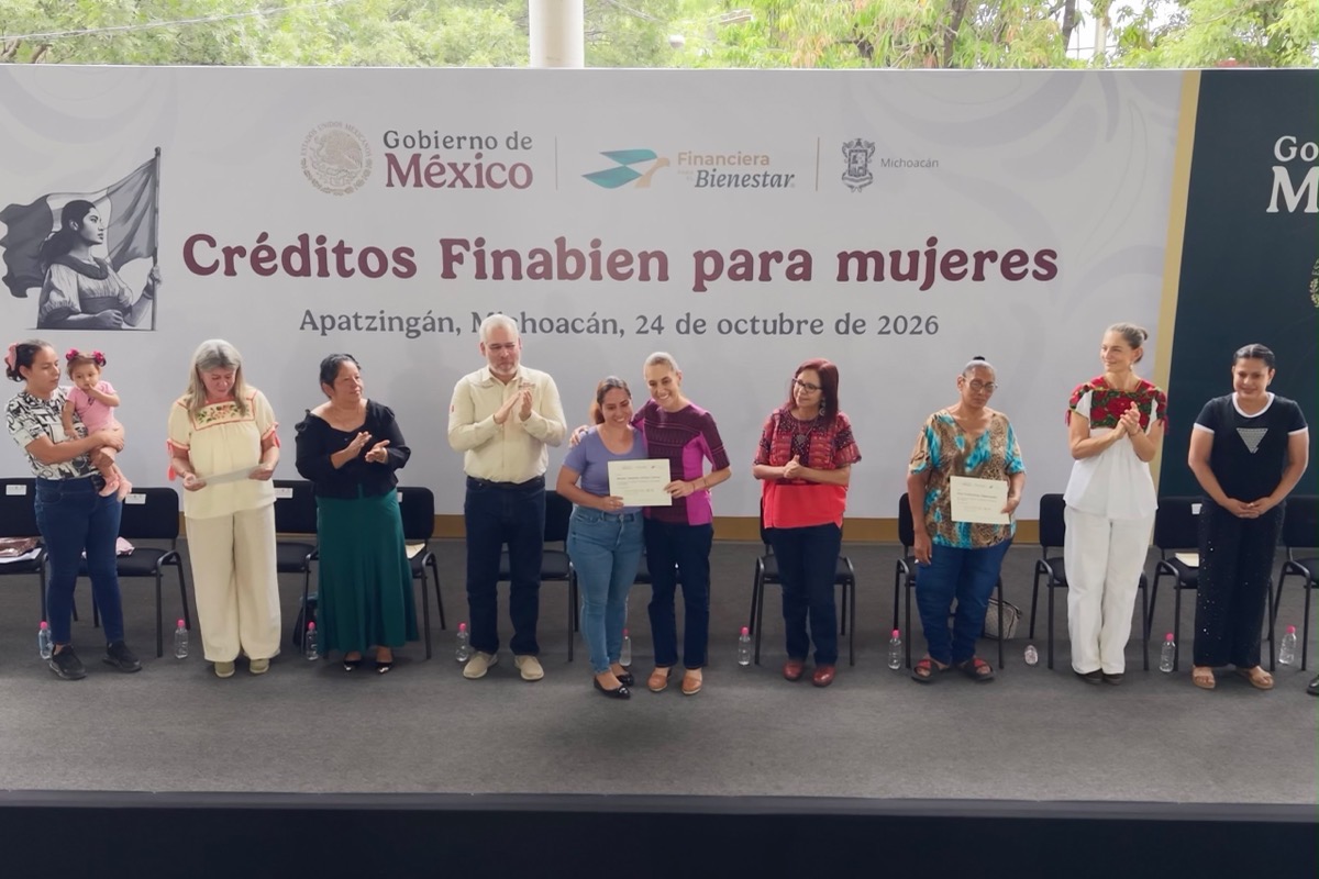 Entrega de certificados del programa Créditos Finabien para mujeres en Apatzingán, Michoacán.