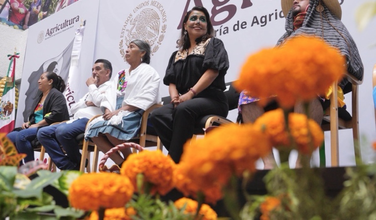 Autoridades y participantes celebran Xantolo en escenario con flores de cempasúchil en la Secretaría de Agricultura