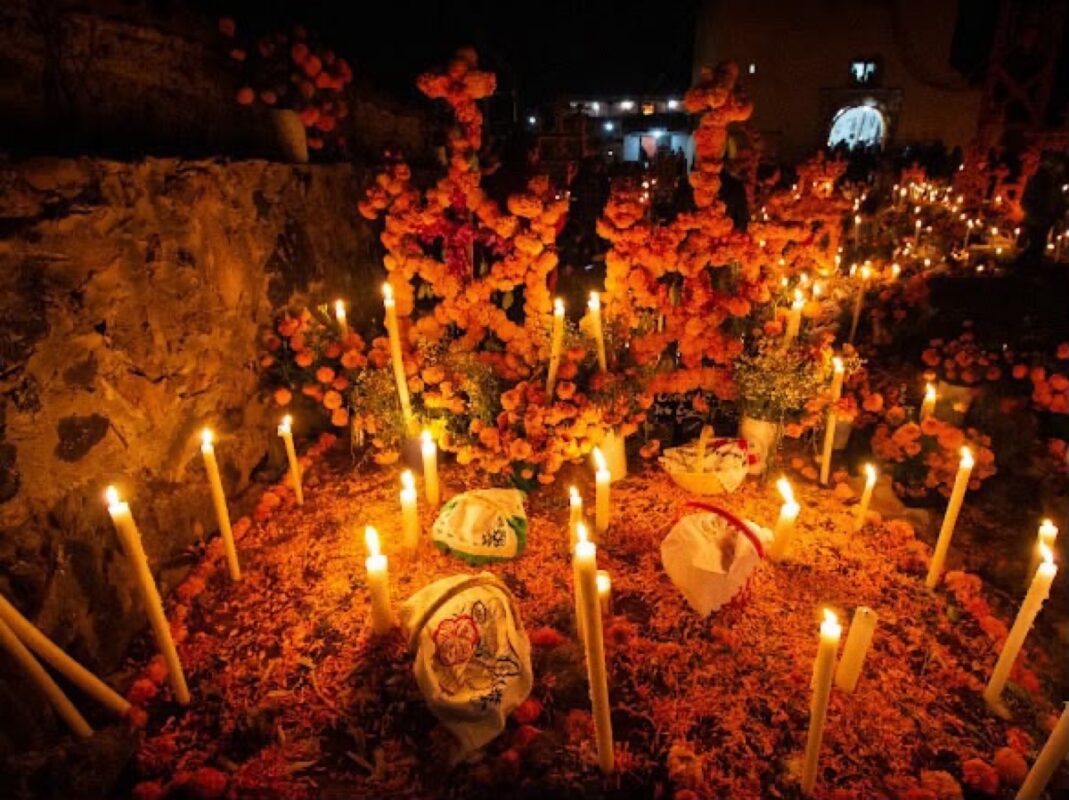 Altar de Noche de Muertos iluminado con velas y flores de cempasúchil en Michoacán 2026