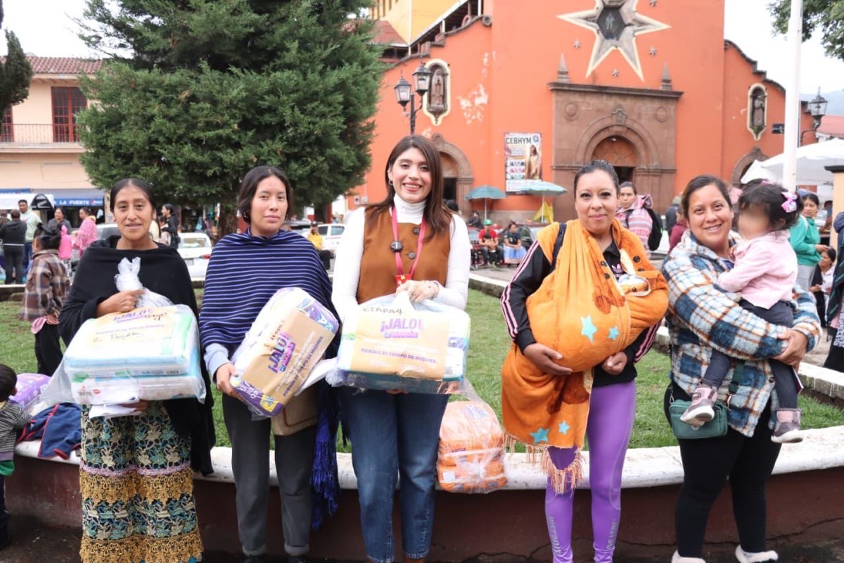 Mujeres reciben pañales en la caravana Jalo por las Mamás en Michoacán