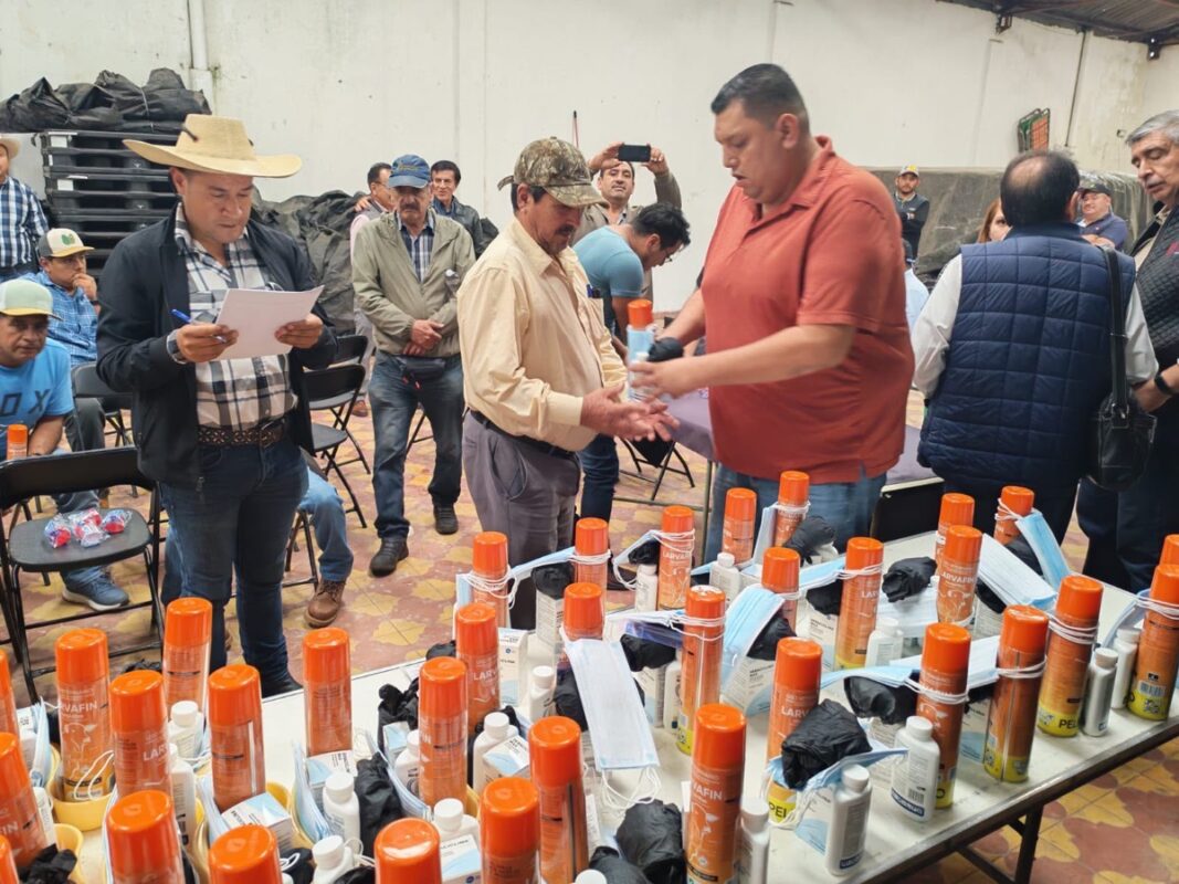 Productores ganaderos reciben kits de medicamentos contra el Gusano Barrenador en Uruapan.