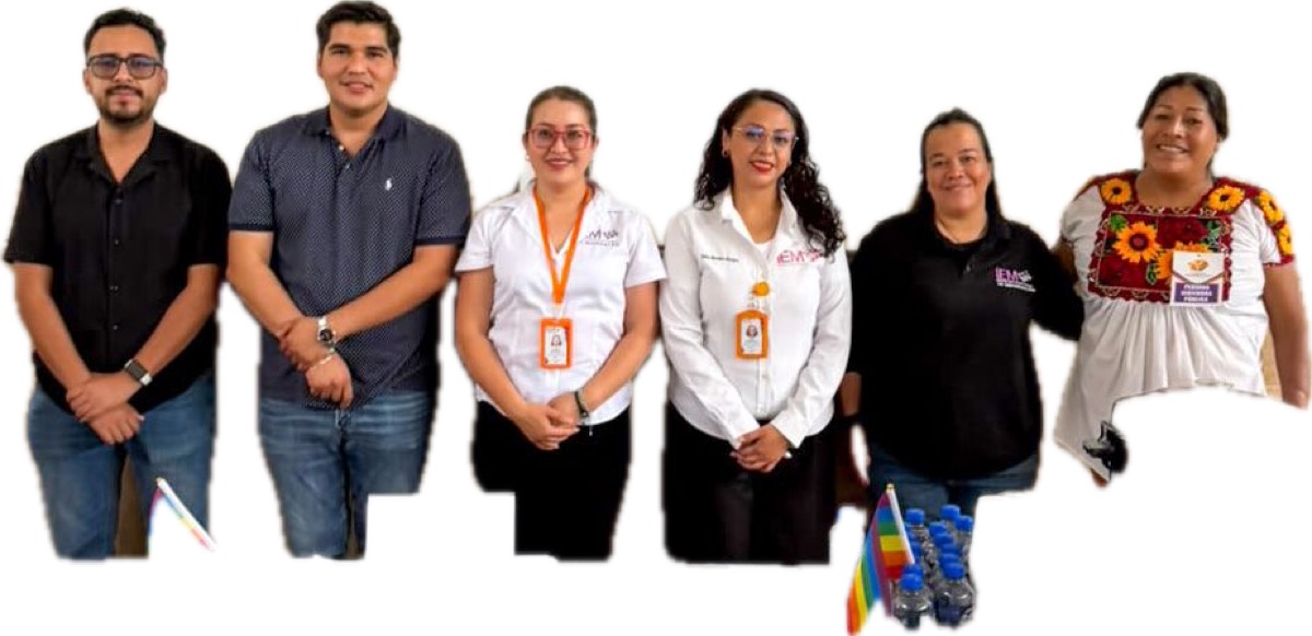 Integrantes del IEM y participantes de la diversidad sexual posan en la consulta en Zamora.