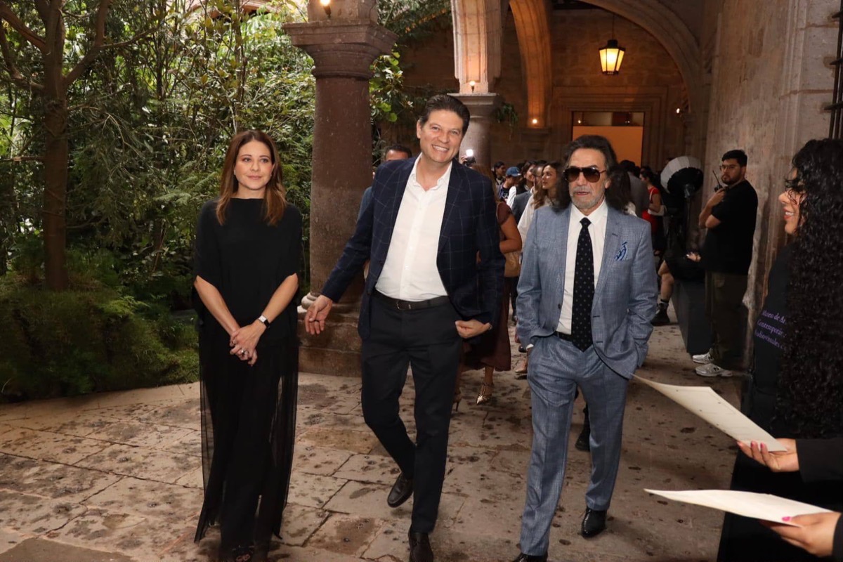 Alfonso Martínez y asistentes recorren el antiguo Palacio Municipal durante la inauguración del MACAAM en Morelia.