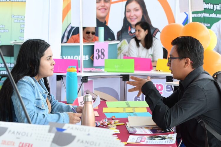 Dos personas conversan en una mesa durante la Feria Nacional de Empleo para Grupos Vulnerables 2026.