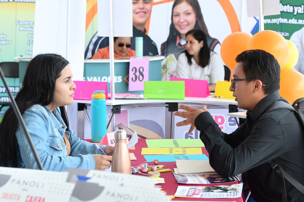 Dos personas conversan en una mesa durante la Feria Nacional de Empleo para Grupos Vulnerables 2026.