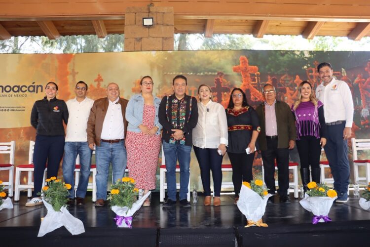 Autoridades de Michoacán posan en el anuncio de apoyos para la Noche de Muertos 2026.