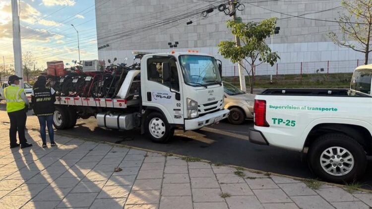 Camión de SETRAN transporta motocicletas incautadas durante operativo en Jalisco