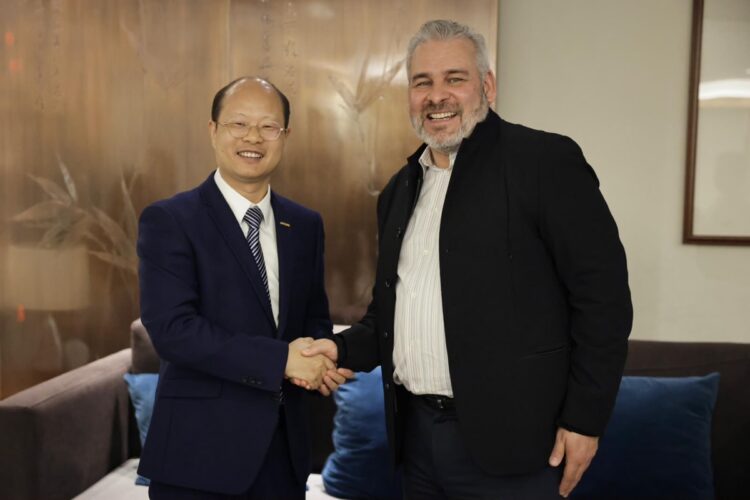 Directivo de Geely y gobernador de Michoacán estrechan manos durante reunión en China