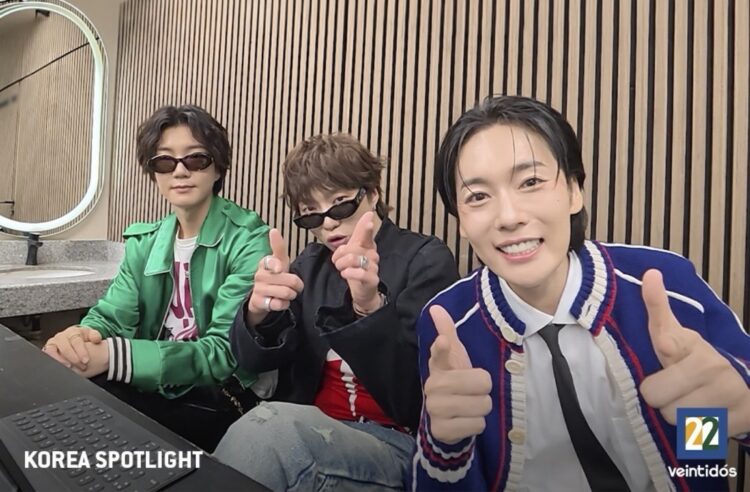 Integrantes de grupos de K-pop posan sonrientes durante la grabación del documental Korea Spotlight.