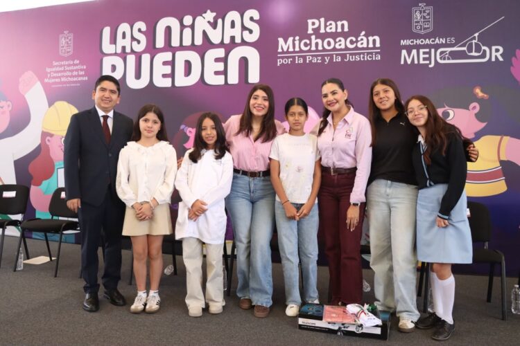Funcionarios y niñas en campaña Las Niñas Pueden del Plan Michoacán por la paz y justicia