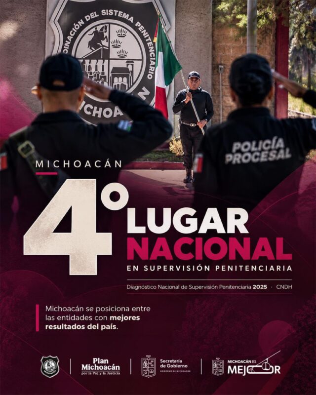 Tres policías penitenciarios saludan frente a un compañero con bandera en un recinto oficial de Michoacán.