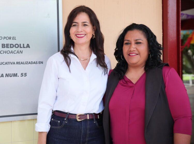 Gaby Molina sonríe junto a una madre durante la convocatoria de la Beca Universal Rita Cetina en Michoacán