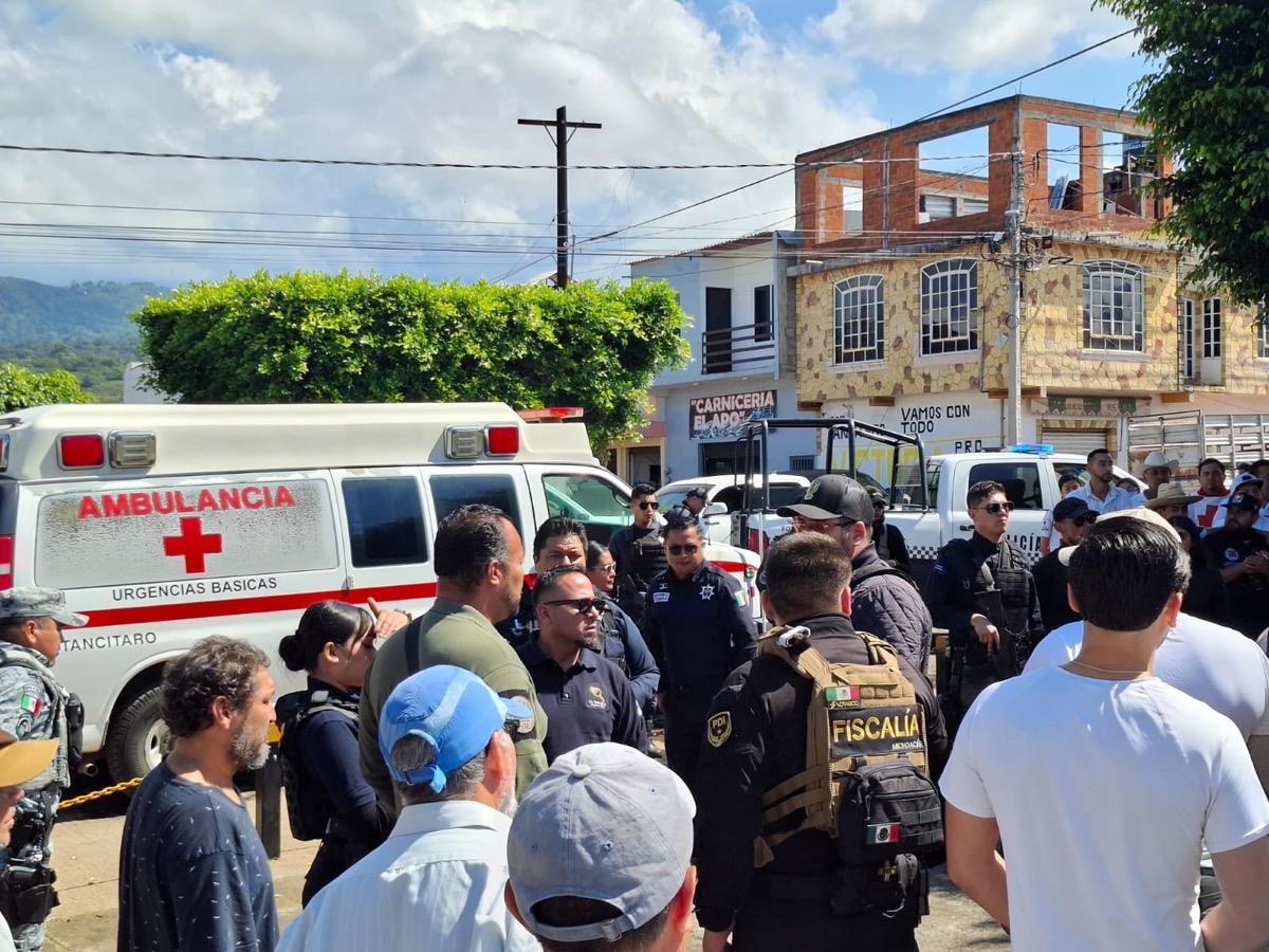 Operativo de búsqueda en Tancítaro con policías, paramédicos y una ambulancia en la calle