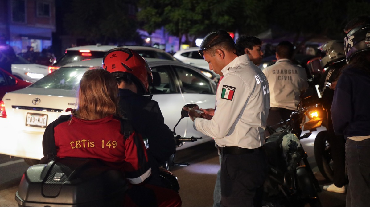 Guardia Civil revisa documentos de motociclistas durante operativo vial nocturno en Morelia