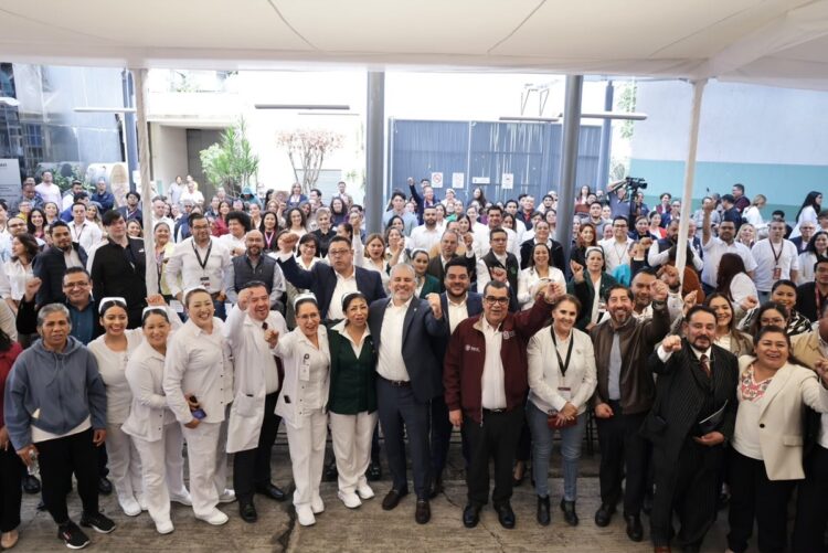 Personal médico y autoridades celebran el 31 aniversario del CEAO en Michoacán.