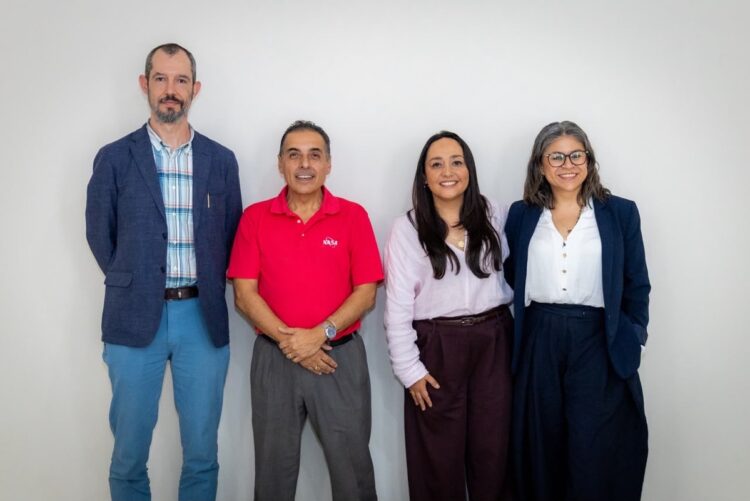 Equipo académico y autoridades de la UNAM y Sedum posan tras anunciar la modernización del Planetario de Morelia