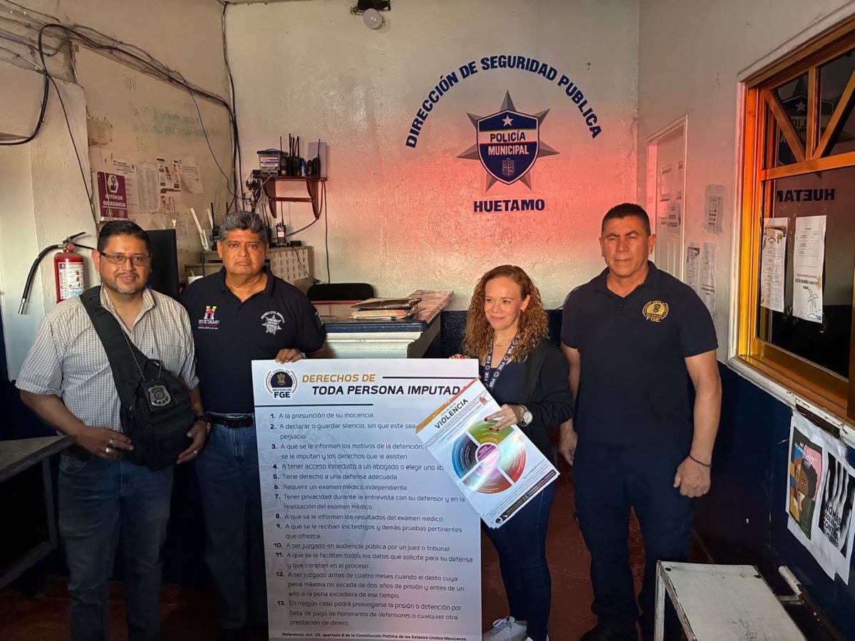 Funcionarios de la FGE en Huetamo muestran cartel de derechos de personas imputadas en oficina policial
