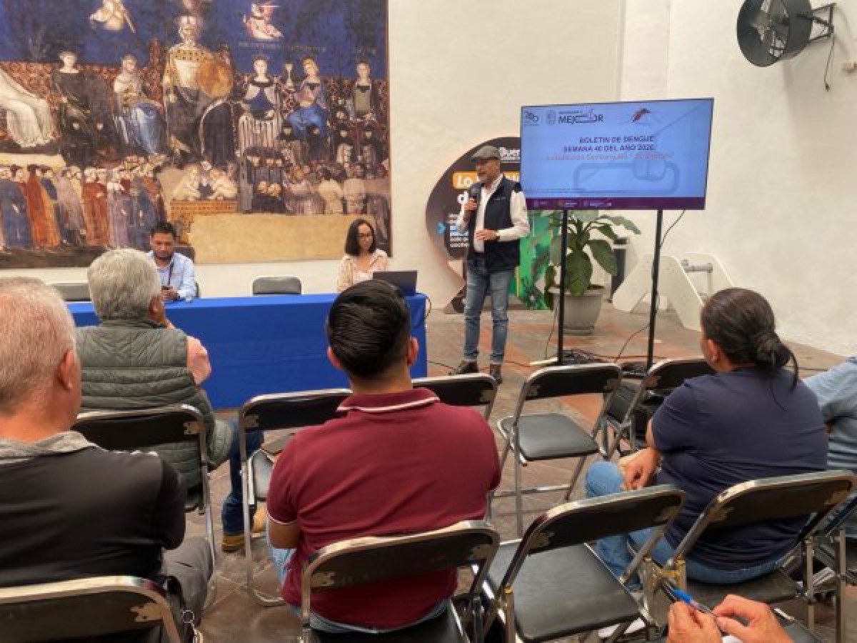 Autoridades de Zamora presentan estrategias de prevención del dengue ante jefes de tenencia.