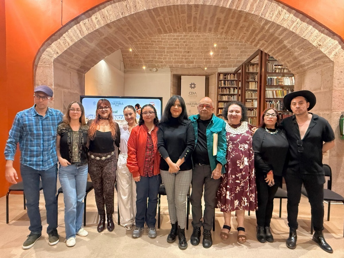 Elenco y creadores de la radionovela Río de cenizas posan en la presentación en Michoacán